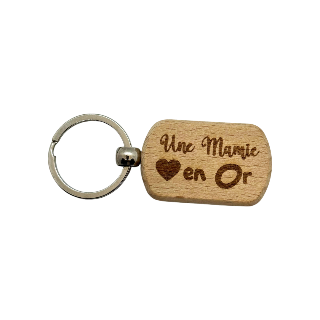 Porte-clés en bois gravé – Mamie en or