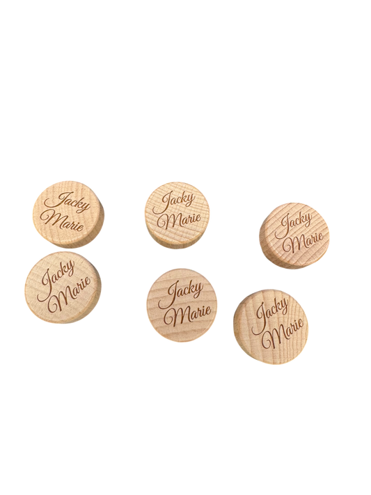 Bouchons de bouteille en bois personnalisés avec deux prénoms